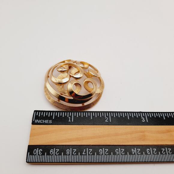 Vintage Crown Trifari Gold Plated Swirl Brooch Pin - Picture 9 of 11